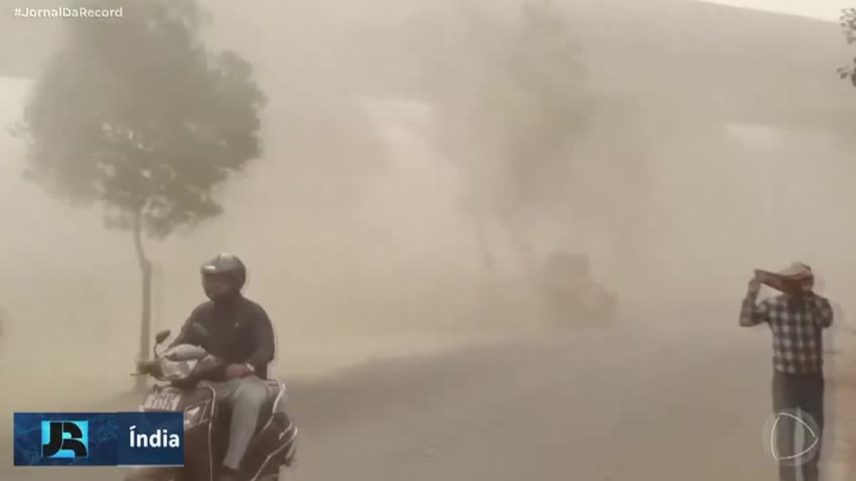 Temporal que misturou areia e granizo deixa mais de cem mortos no norte da Índia