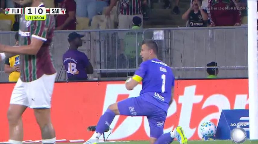 Defesa Fábio chute André Silva