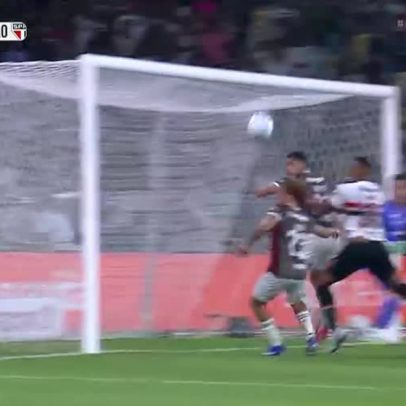 Lucas Ramon cabeceia raspando a trave e assusta torcida do Fluminense
