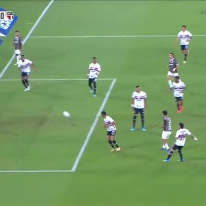Acosta oferece passe para Arana na área, mas ele erra o chute