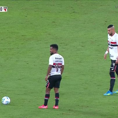 Dória testa Fábio em cobrança de falta, goleiro defende sem se jogar