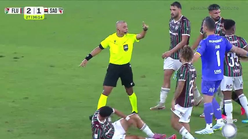 São Paulo cobra pênalti em dividida entre Artur e Serna