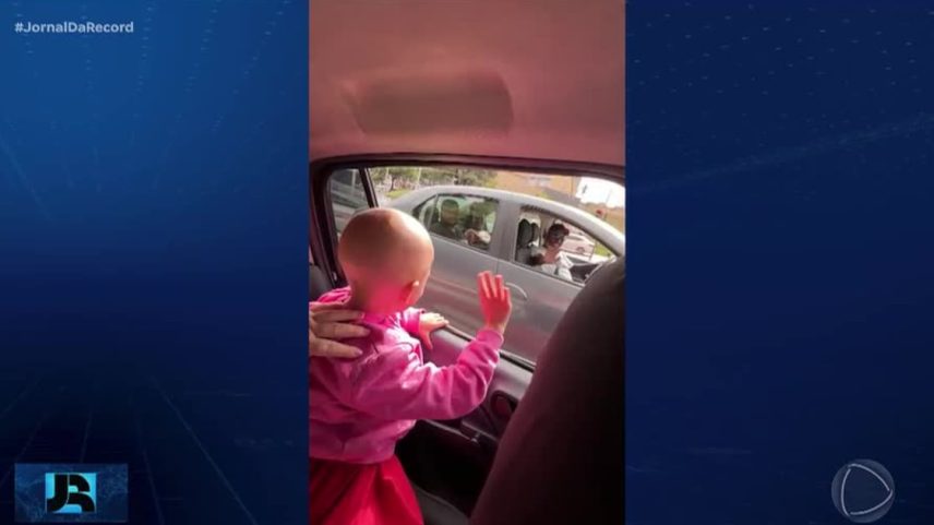 MG: menina de 4 anos faz última sessão de quimioterapia e pais comemoram com buzinaço nas ruas de BH