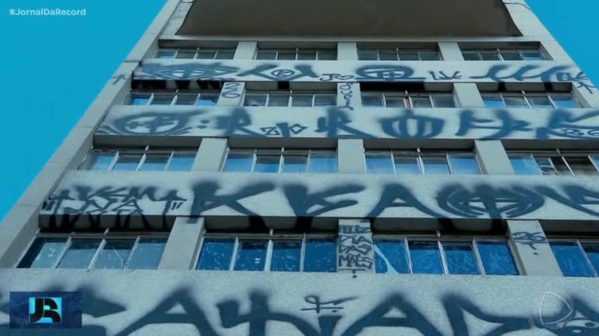 Pichadores vandalizam imóveis e ostentam crimes nas redes sociais