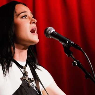 Katy Perry retorna ao bar onde cantava antes da fama e emociona fãs em show acústico