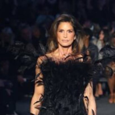 Cindy Crawford participa de desfile em Times Square, Nova York