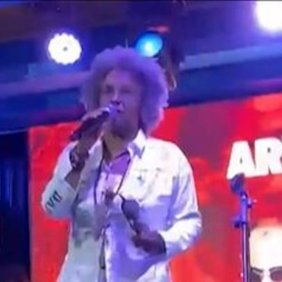 Sandra de Sá fica nervosa em show em SP e gera confusão