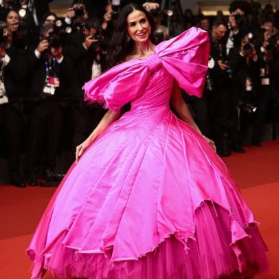 Demi Moore encanta Cannes com vestido pink que lembra papel de bala gigante