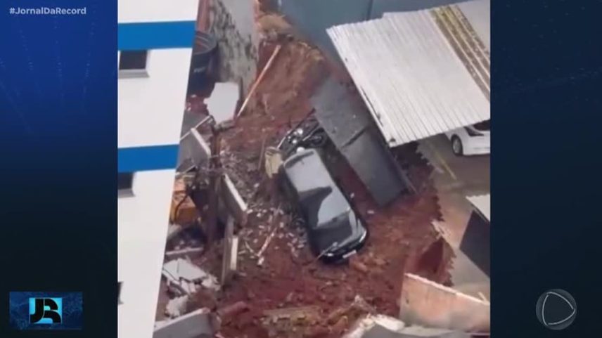 Deslizamento de terra atinge parte de estacionamento e prédio em Novo Hamburgo (RS)