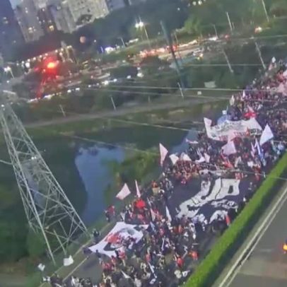 Estudantes e servidores de universidades estaduais bloqueiam avenidas em SP