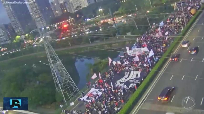 Manifestação de estudantes e servidores de universidades estaduais bloqueia avenidas em SP