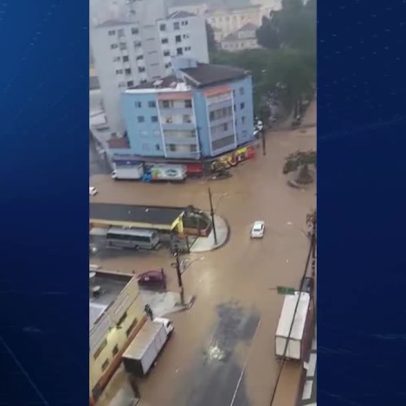Tempestade de raios coloca região serrana do RJ em alerta severo