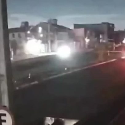Carro em alta velocidade atinge poste e deixa bairro sem energia em Canoas