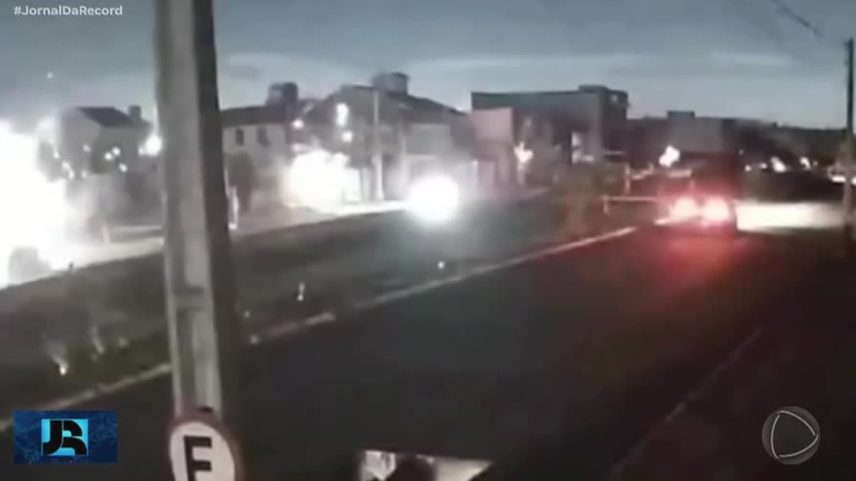 Carro em alta velocidade colide contra poste e deixa bairro inteiro sem luz em Canoas (RS)