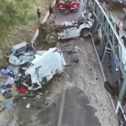 BA: caminhoneiro morre após colisão entre duas carretas