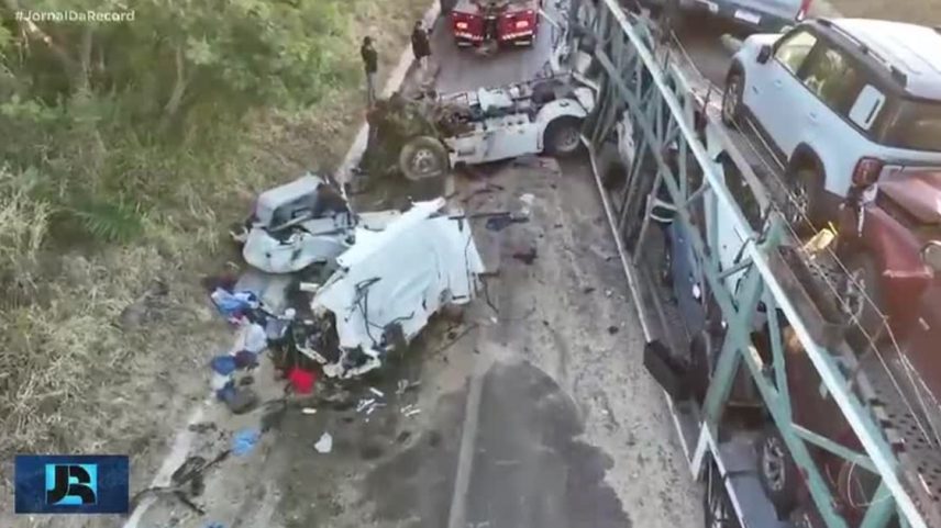 BA: caminhoneiro morre após colisão entre duas carretas