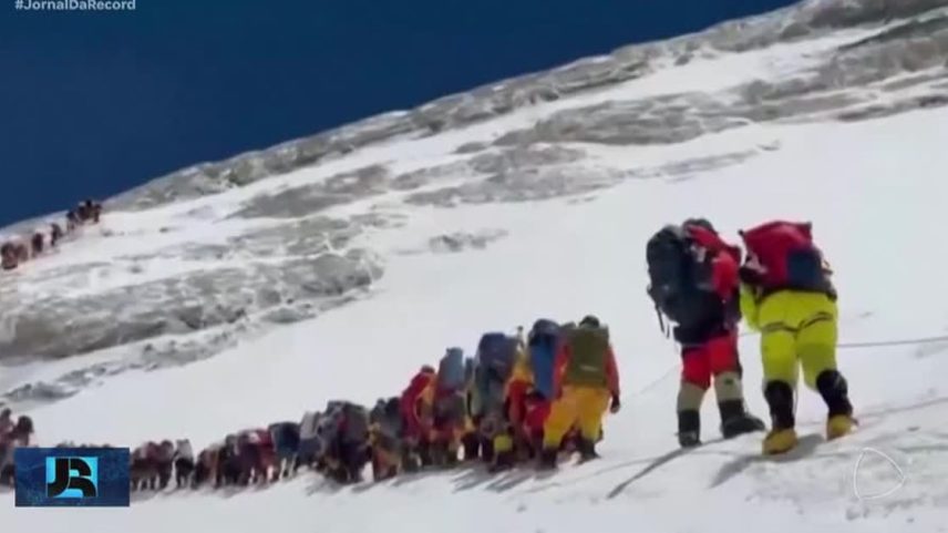274 alpinistas alcançam topo do monte Everest em um único dia