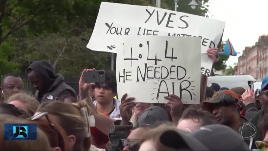 Multidão protesta em frente ao parlamento da Irlanda depois da morte de um imigrante