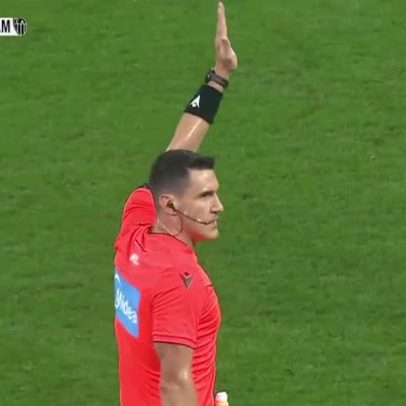 Tomás Cuello empurra para o gol vazio, mas é impedido