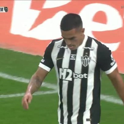 Atlético-MG cobra falta na área do Corinthians; Cuello perde chance