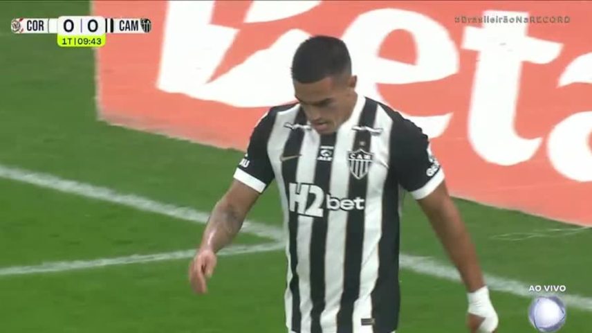 Atlético-MG cobra falta na área do Corinthians; Cuello perde chance