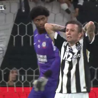 Bernard erra cabeceio em raro ataque no 2º tempo de Corinthians x Atlético-MG