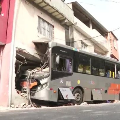 Ônibus desce ladeira em alta velocidade e bate em casas em SP