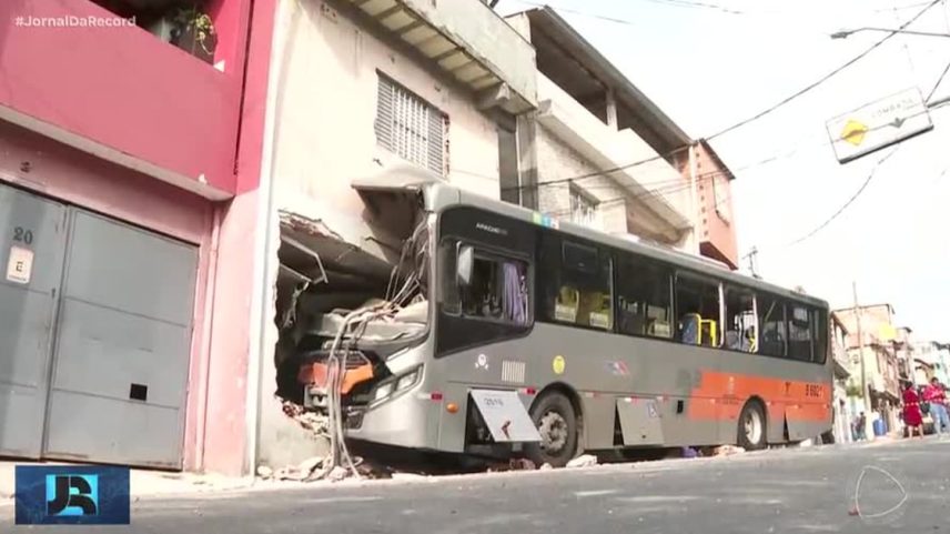 SP: ônibus desce ladeira em alta velocidade e bate em casas