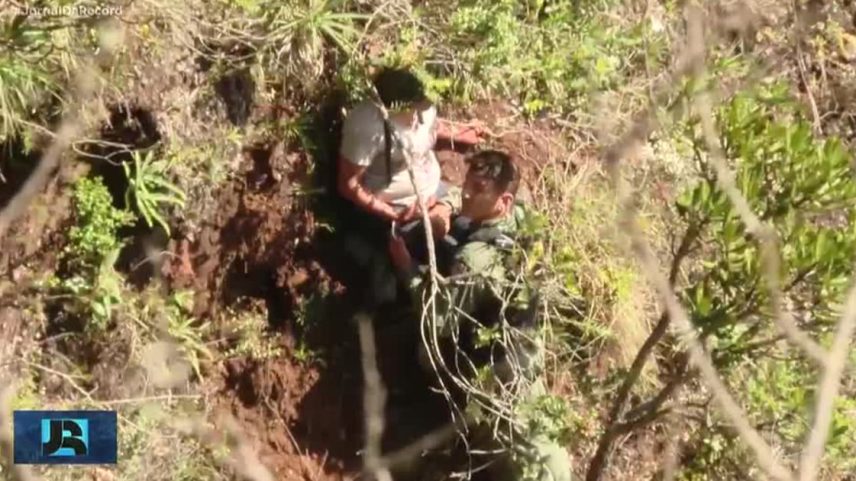 Mulher é resgatada de penhasco depois de ser sequestrada e jogada pelo ex-marido em MG