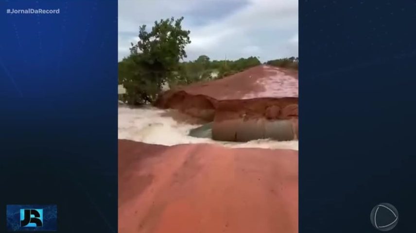 Chuva destrói trecho de estrada em Normandia, RR