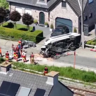 Colisão entre trem de alta velocidade e van escolar deixa mortos na Bélgica