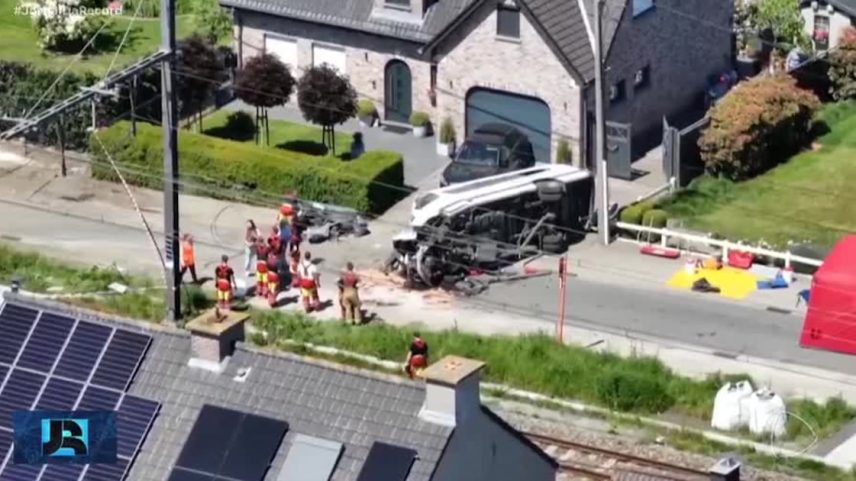 Colisão entre trem de alta velocidade e van escolar deixa ao menos quatro mortos na Bélgica