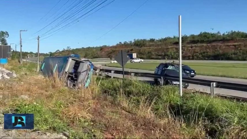 Ônibus que levava estudantes para universidade tomba em rodovia de São Cristóvão (SE)