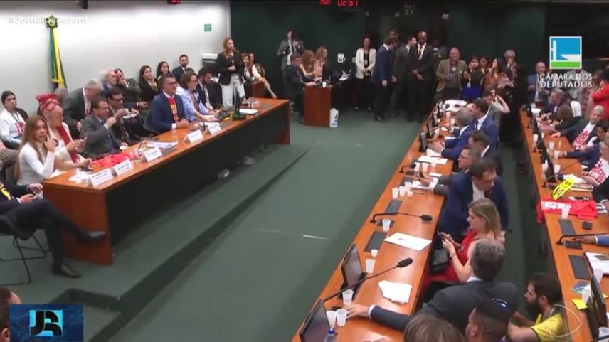 Comissão aprova fim da escala 6x1; depende de 308 votos dos deputados