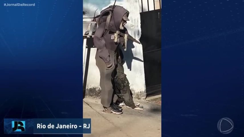 Bonecos com armas de madeira são usados pelo tráfico para enganar policiais no RJ
