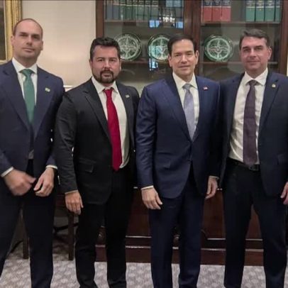 Flávio Bolsonaro vai à Casa Branca para encontro com o vice-presidente dos EUA