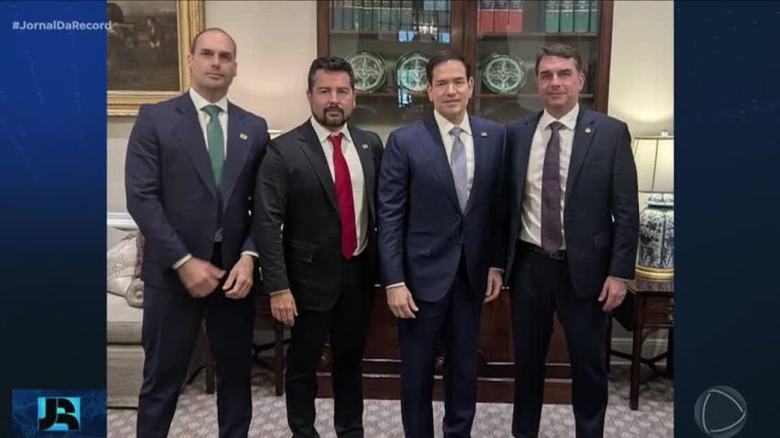 Flávio Bolsonaro vai até a Casa Branca para se encontrar com vice-presidente dos EUA
