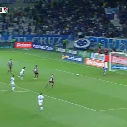 Kaiki Bruno acerta chute longo e obriga goleiro a defender no chão
