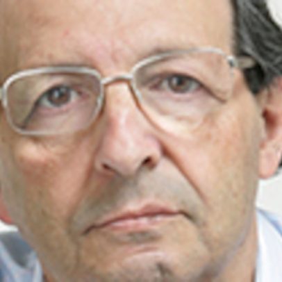Crescimento anual se mantém mesmo com recuo mensal dos serviços
