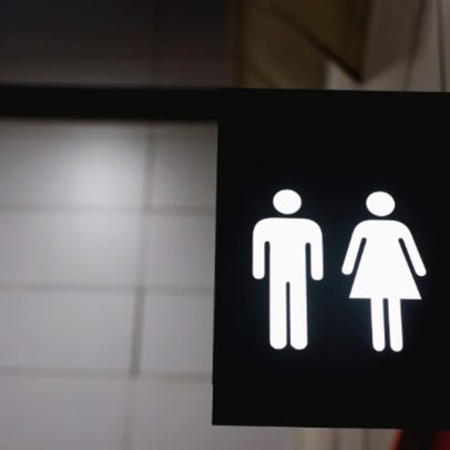 Servidora trans será indenizada após constrangimento de colega ao usar banheiro