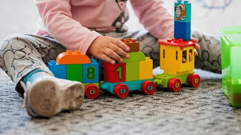 Criança com TEA tem direito à terapia multidisciplinar em clínica próxima.