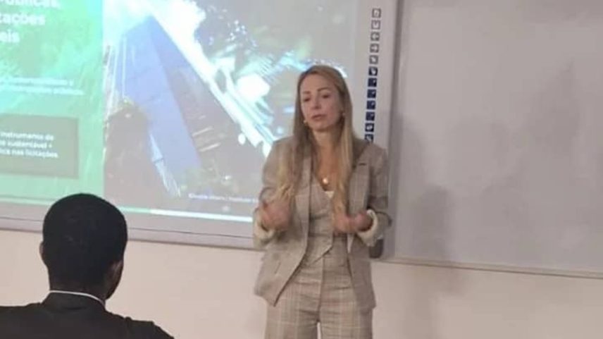 A atividade proposta combina abordagem teórica com aplicação prática, por meio de simulação de pregão eletrônico com cláusulas sustentáveis.