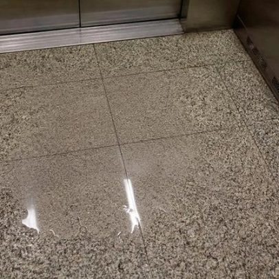 Seguradora restituirá empresa de limpeza por dano com líquido em elevador