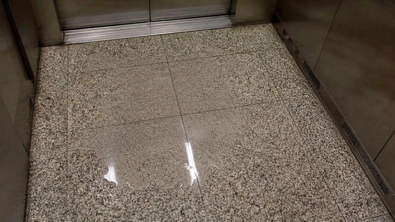 Juiz considerou abusiva cláusula que excluía cobertura por “molhadura” e condenou seguradora a indenizar empresa de limpeza por dano causado por líquido em elevador.