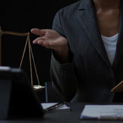 Advogada que atuou contra clientes do escritório terá demissão por justa causa