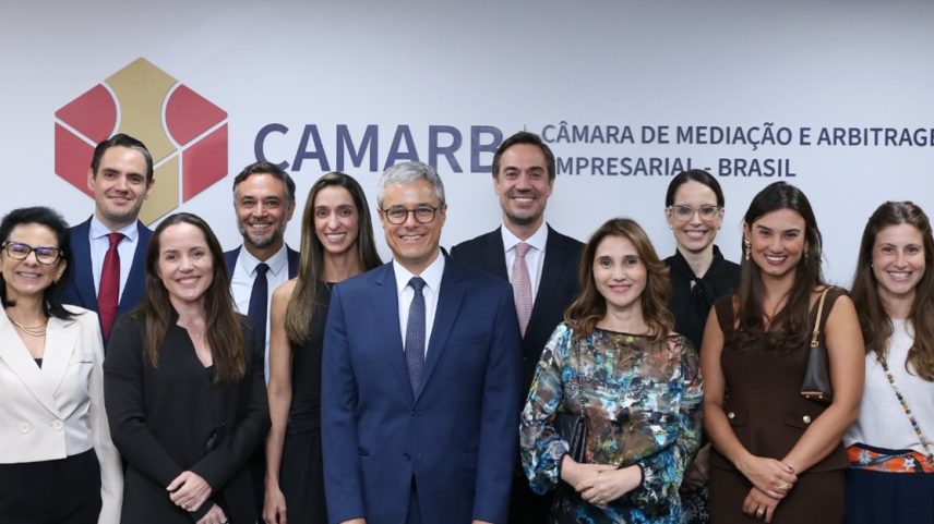 Membros da CAMARB durante coquetel na nova sede.