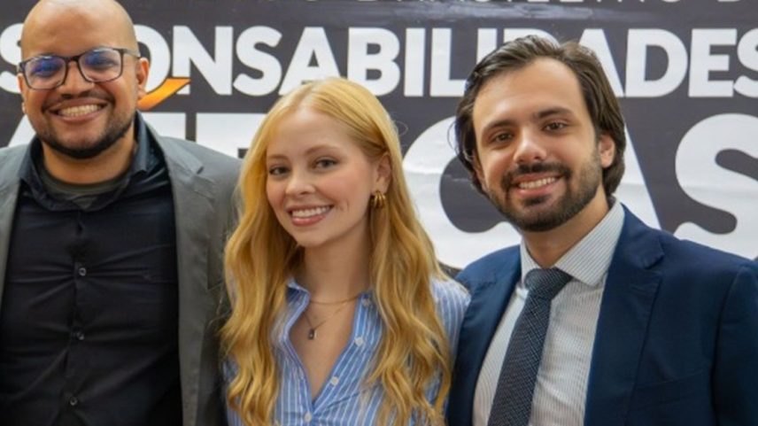 Da esquerda para a direita: Igor Mascarenhas, organizador do CBRM 2026; Fabiane Cuzziol e Caio Vicentino Meireles, advogados do Battaglia & Pedrosa.