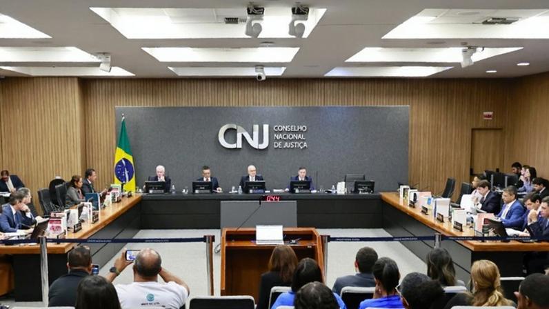 CNJ mantém suspenso concurso do TJ/CE após indícios de IA na correção de provas.