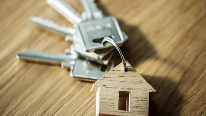 Instituição financeira indenizará imobiliária após fraude em conta empresarial.