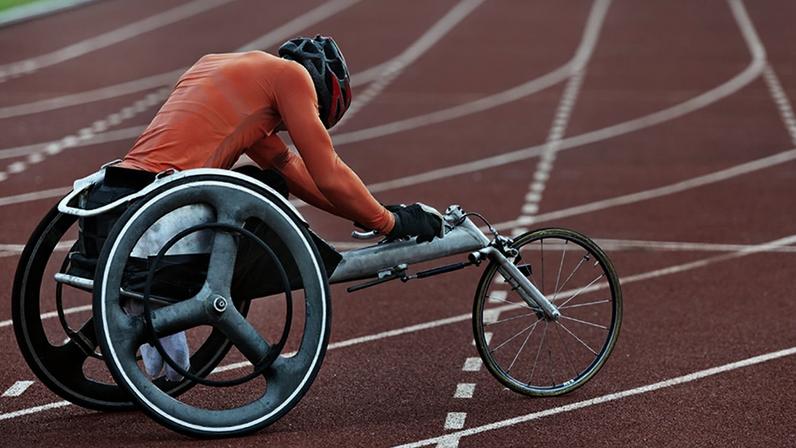 Justiça condenou companhias aéreas após atraso na entrega de bicicleta adaptada usada por atleta paralímpico em competição internacional.